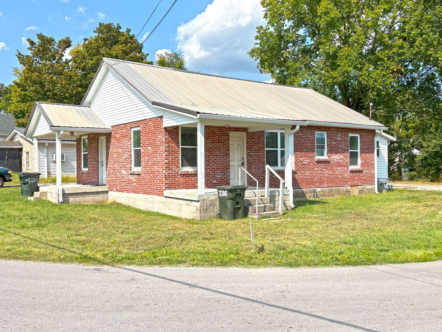 Gallatin Apartment: 234-236 West Winchester Street