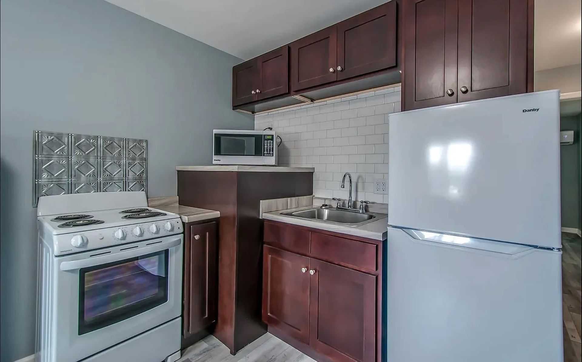 Madison Apartment: 202 Woodruff Street