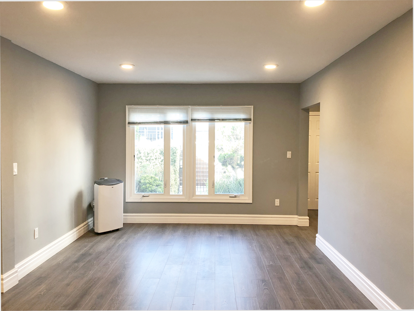 Los Angeles Apartment: 402 Robertson Blvd