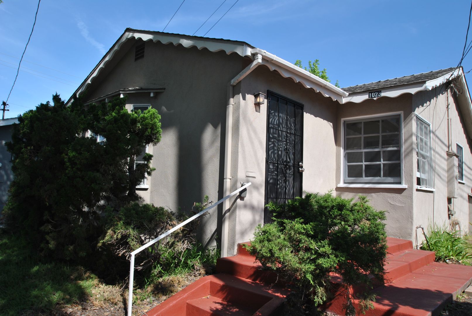 Signal Hill Apartment: California and 33rd