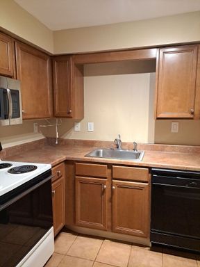 ✴️ Waitlist for Aug2027–Jul2028 Now Open! |1BR Condo Near UTK, Neyland Stadium & Market Square | City Views, Parking, Walk to Downtown – photo 1