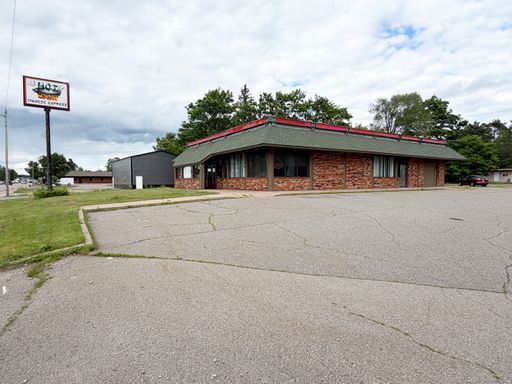 3,582 SF Commercial Building with Parking Lot and Drive-through Window – photo 1