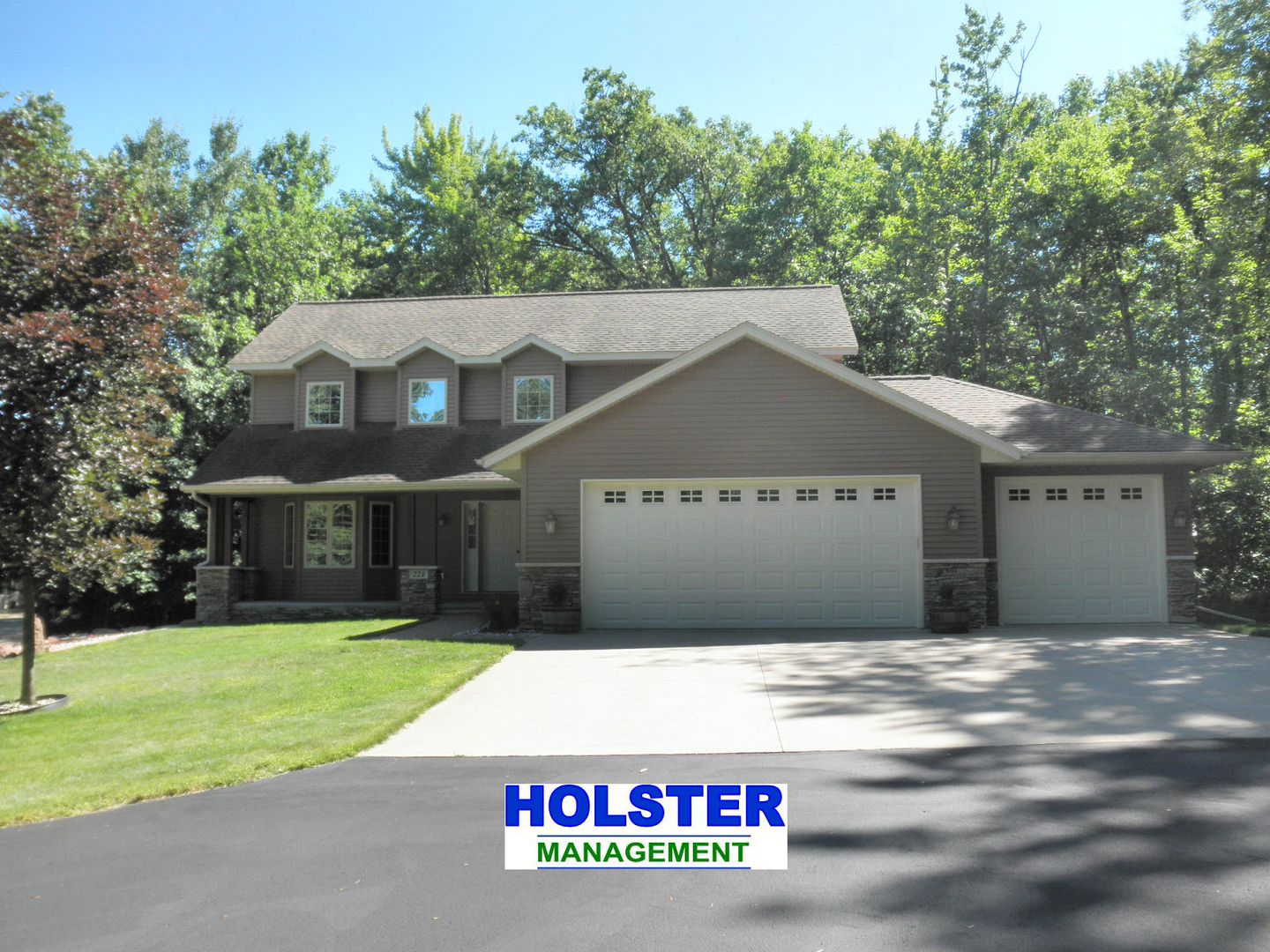 Wausau House: 221 Lavina Drive