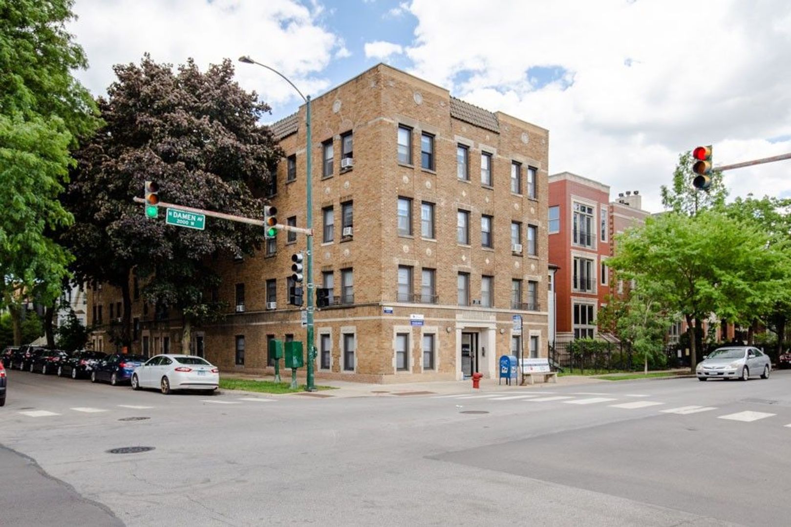 Chicago Apartment: 2959 N Damen Ave