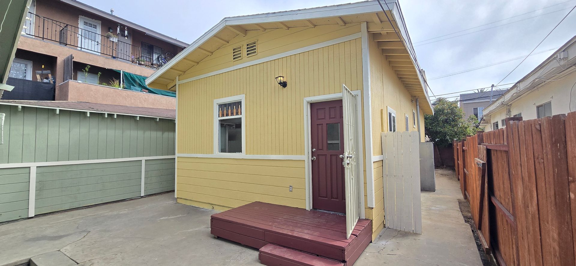 Long Beach Apartment: 1060 Cherry Avenue