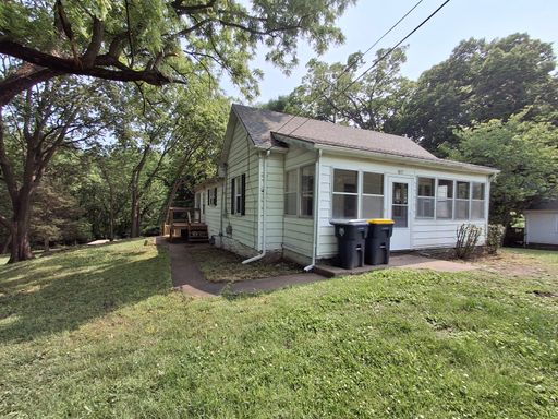 3-Bedroom Home with Sun Porch & Large Yard – Northland Location! – photo 1