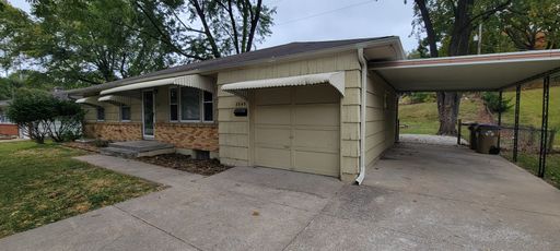 Updated North Kansas City Ranch! – photo 1