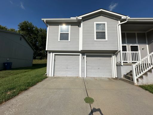 Updated 3 bedroom/2 bath duplex in Liberty! – photo 1