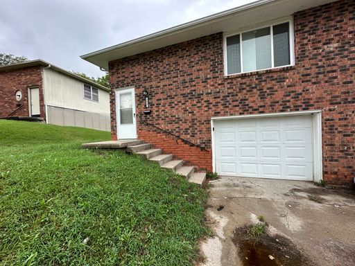 2 Bed / 1 Bath Townhouse with Attached garage & New Flooring! – photo 1
