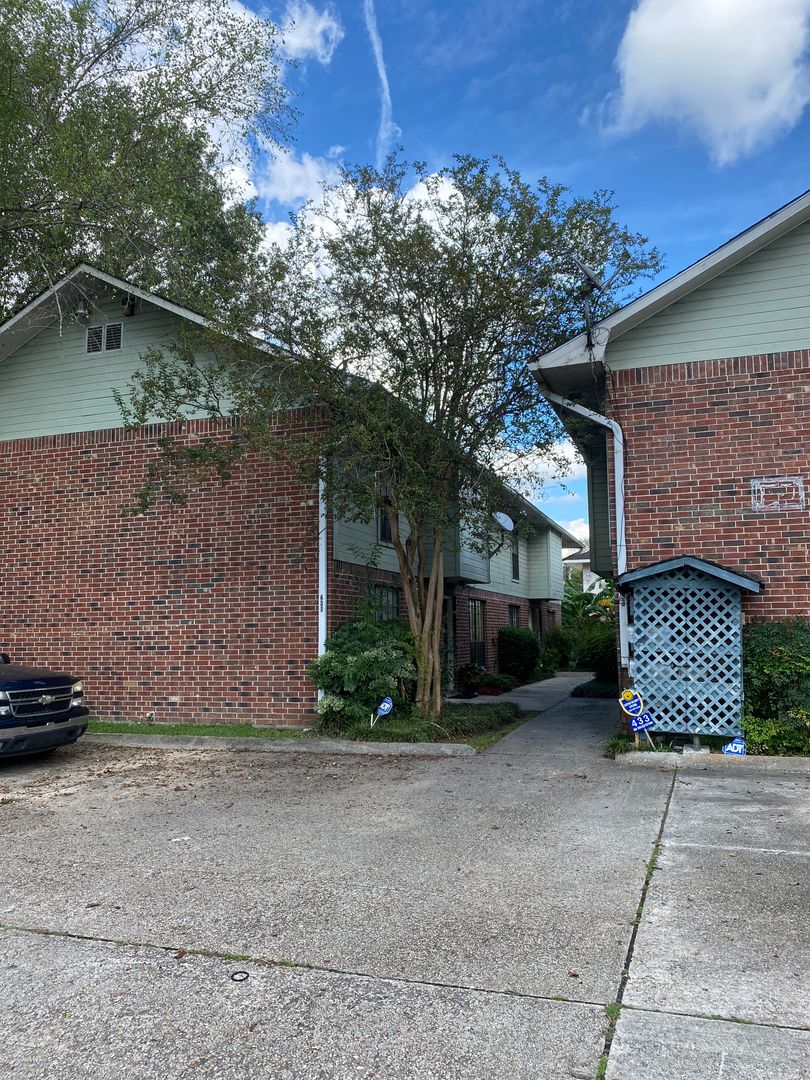 Baton Rouge Apartment: 431 West Dr. 433 West Dr.