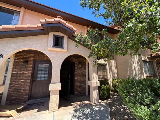 Available Now! - 2 Bed, 1.5 Bath with great community amenities and new kitchen appliances – photo 1