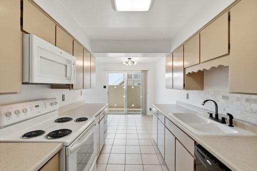 Charming 2-Bedroom 2-Bath Scottsdale Condo Across from Fashion Square! – photo 1