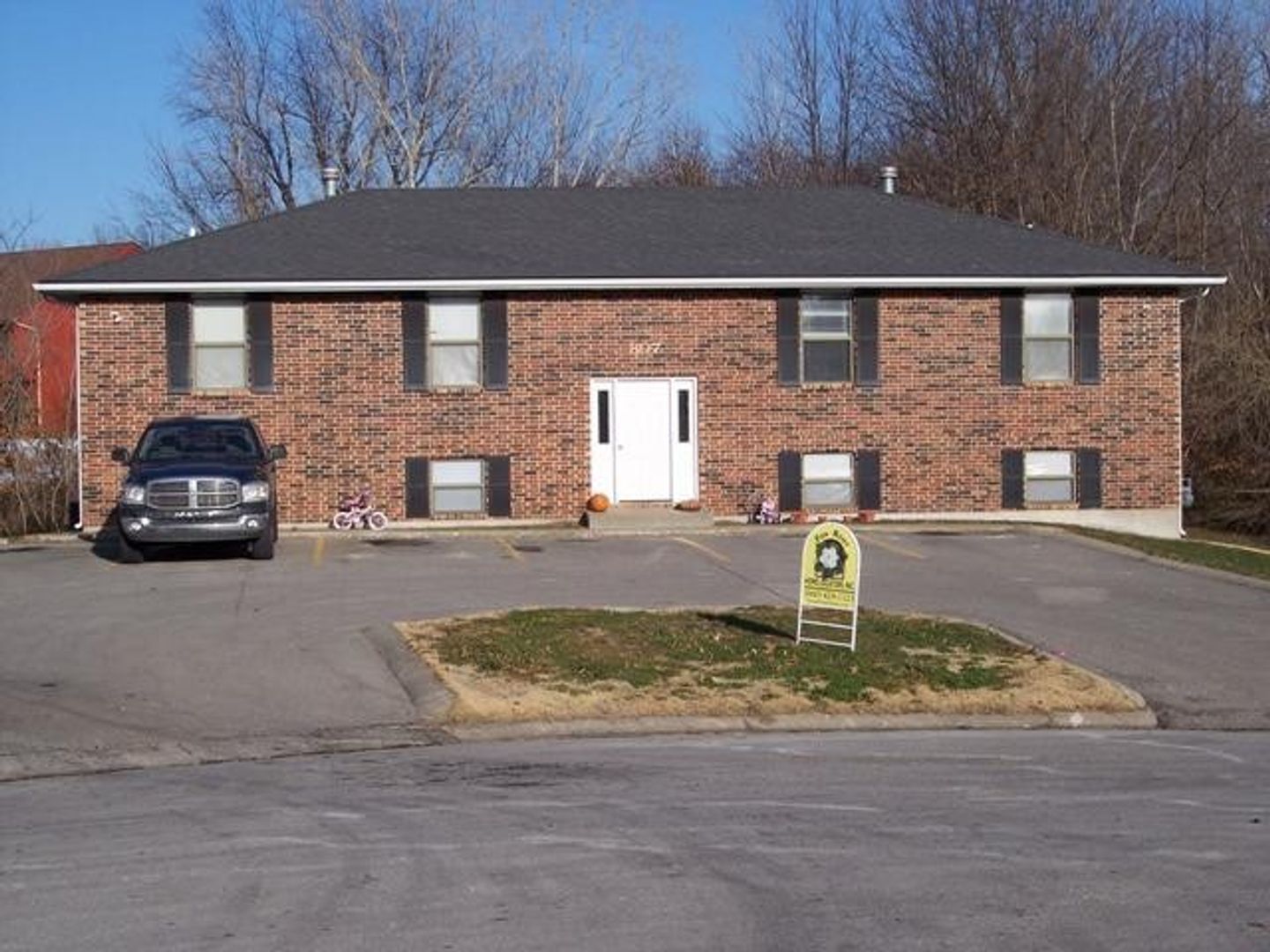 Warrensburg Apartment: 807 Foster Ln