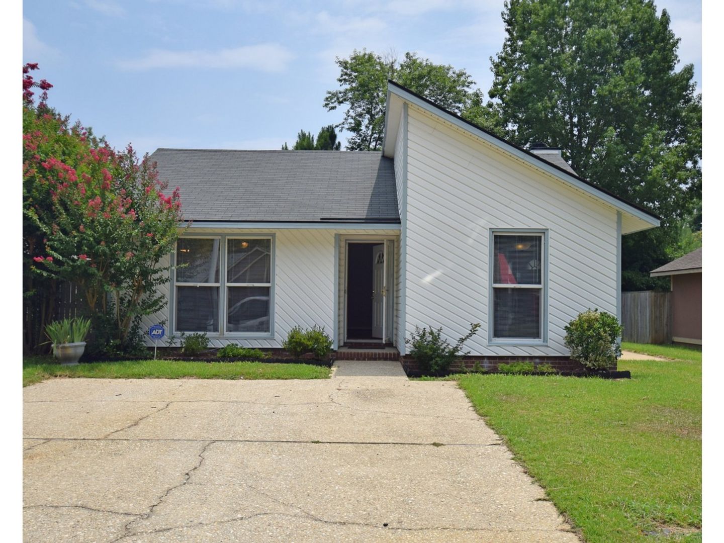 Fayetteville House: 7060 Candlewood Dr