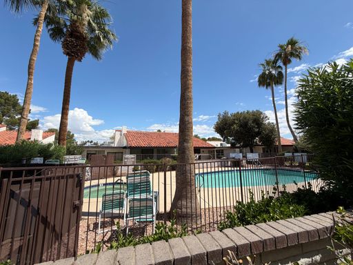 single-story townhouse 3-bedroom, 2-bath – photo 1