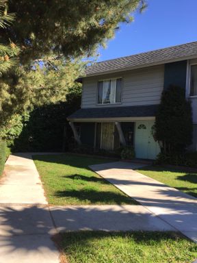 Spacious 1 bedroom 1 bathroom upper unit apartment in Huntington Harbor area with garage. – photo 1
