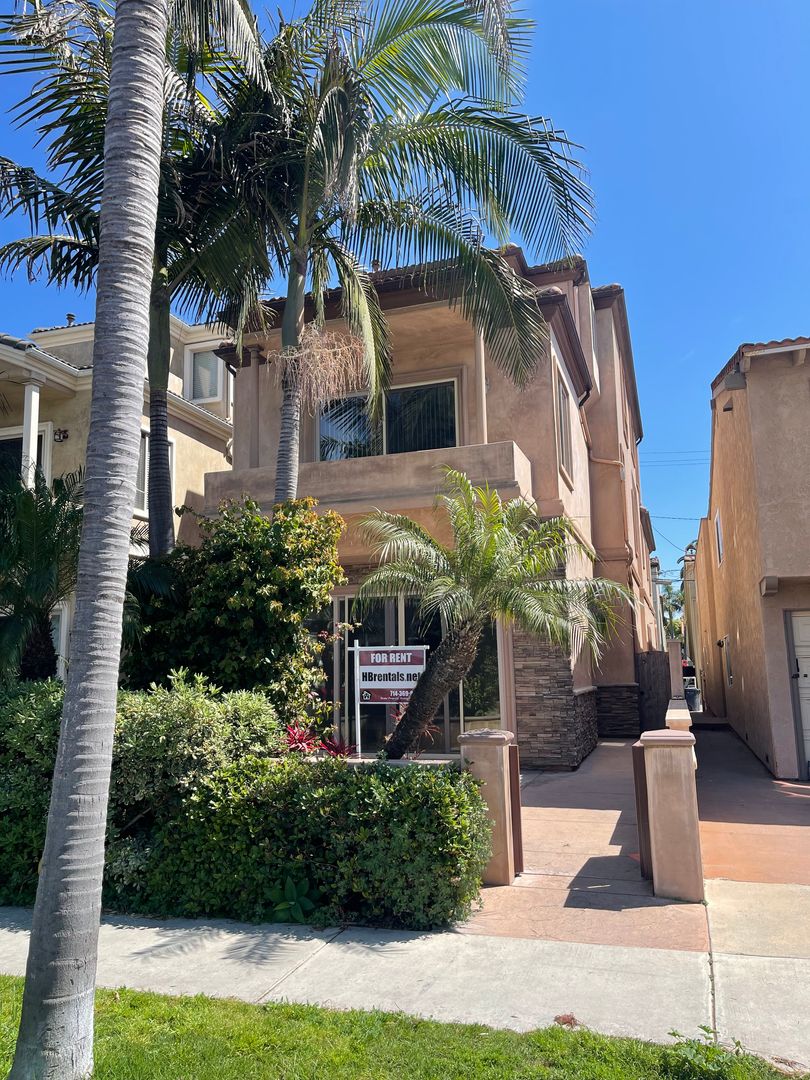 Huntington Beach House: 212 9th St