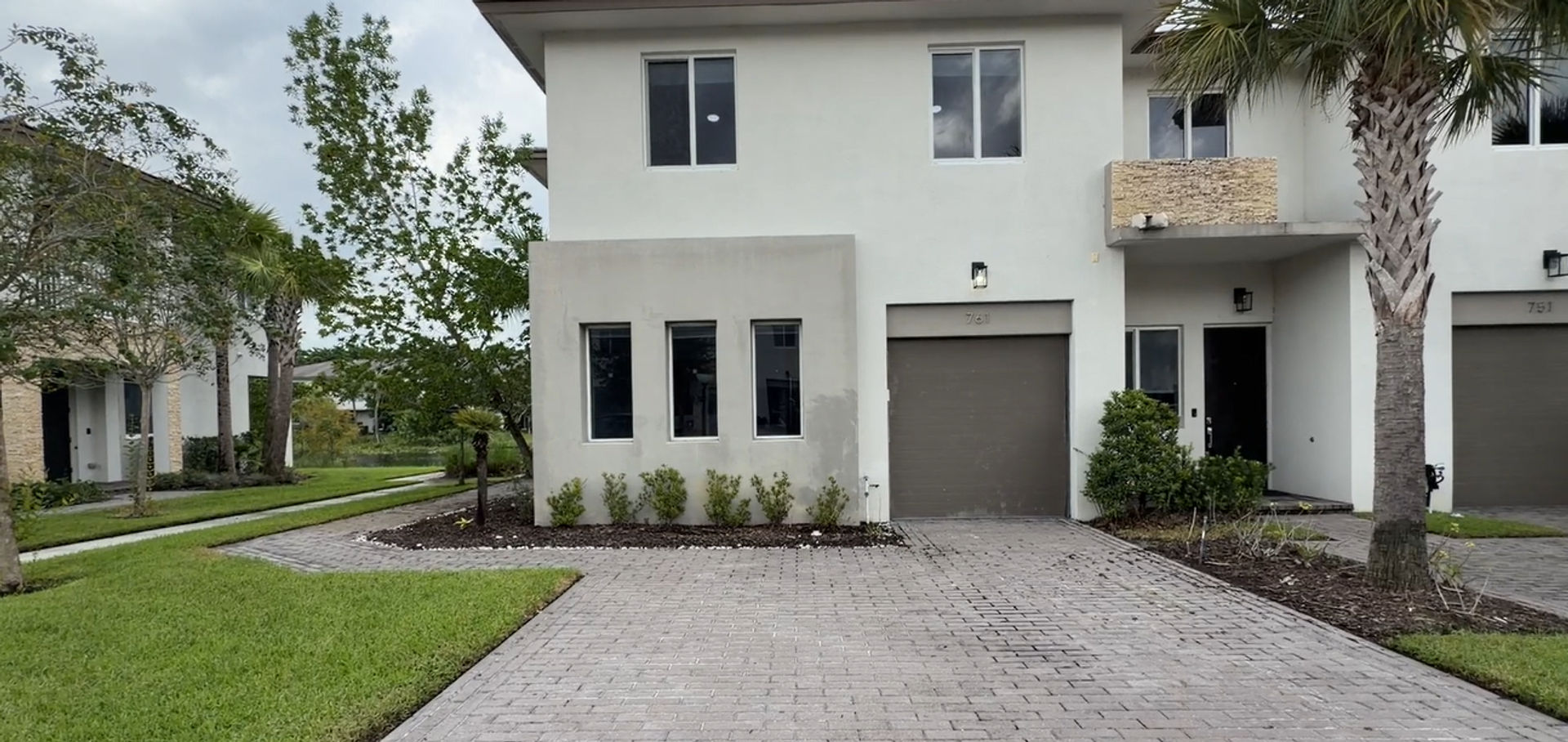 Royal Palm Beach Townhome: 761 Pioneer Way
