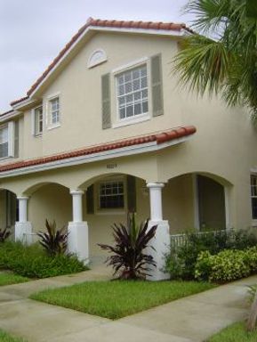 Centrally Located 3BR Townhome Near Everything Delray Beach Has to Offer – photo 1