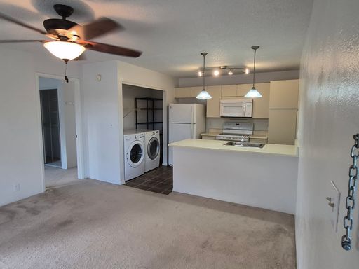 Centrally located 1bd, 1ba, 1pkg 512sqft. w/Lanai for $2100