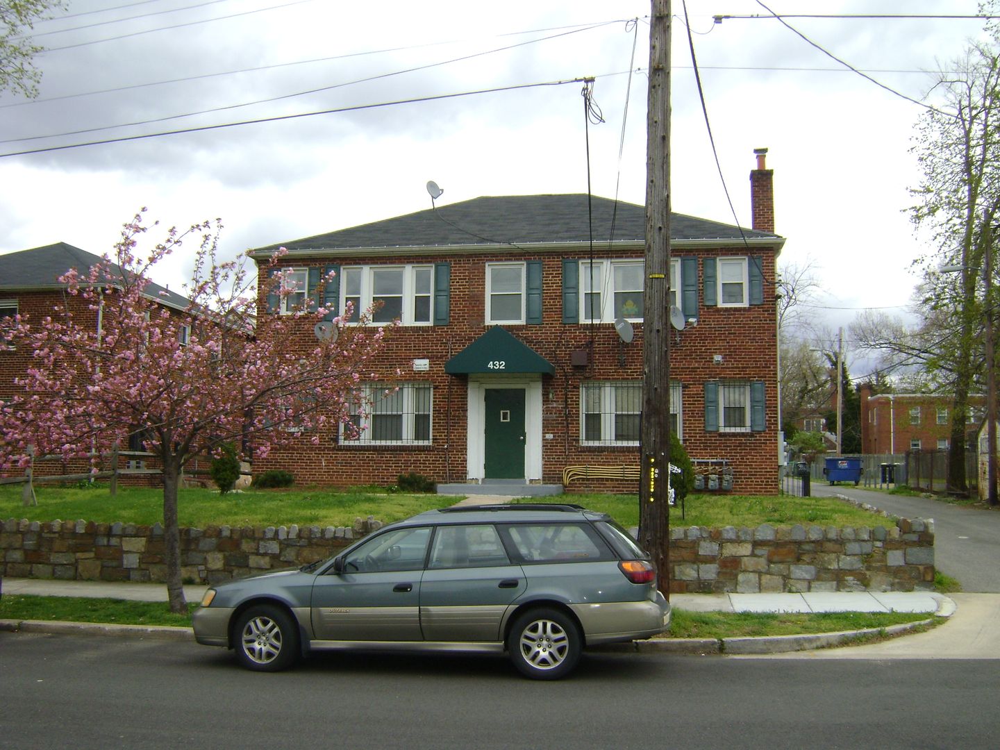 Washington Apartment: 432 - 33rd  Street SE