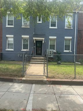 Modern, Two Bedroom Apartment Unit one block to Gallaudet U. – photo 1