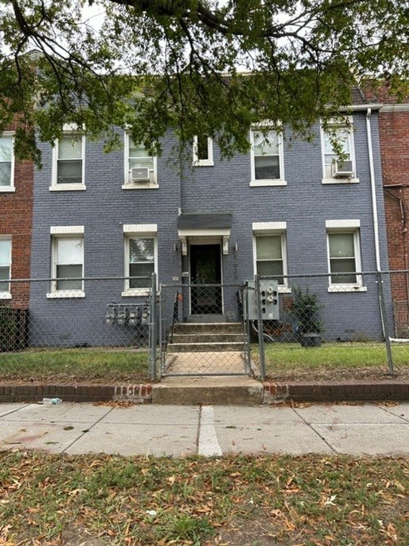 Washington Apartment: 1635 West Virginia Ave. NE