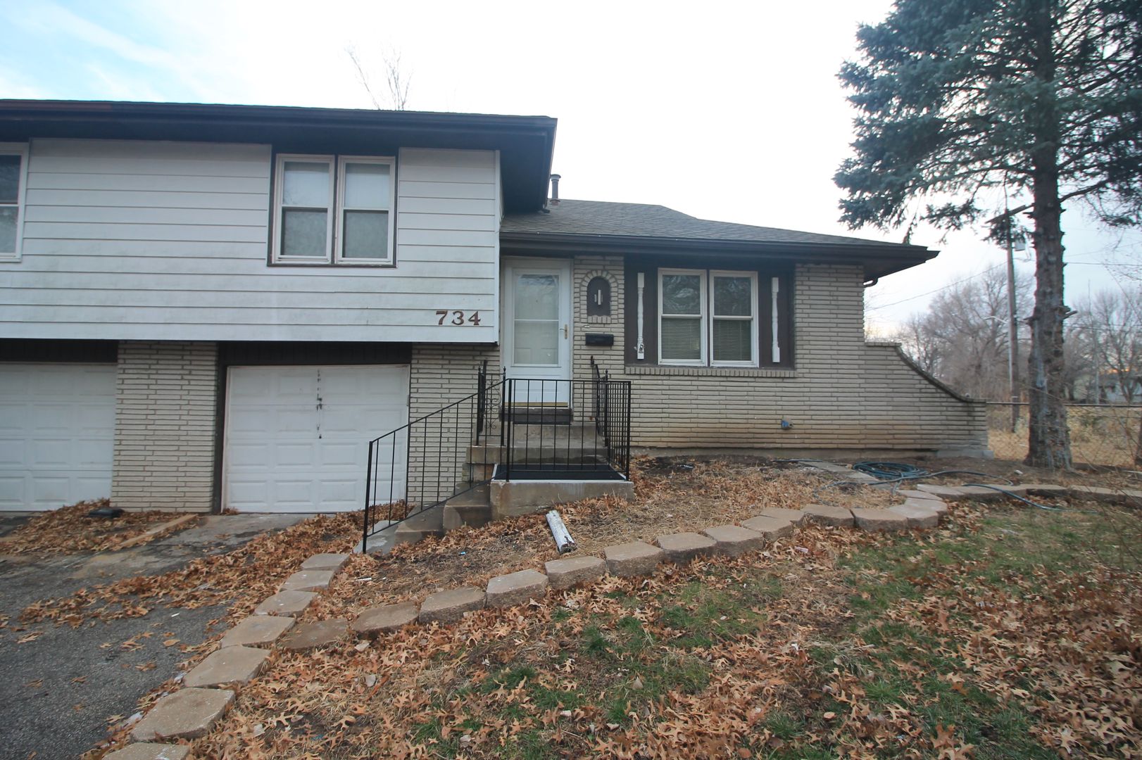 Olathe House: 734 S Central St