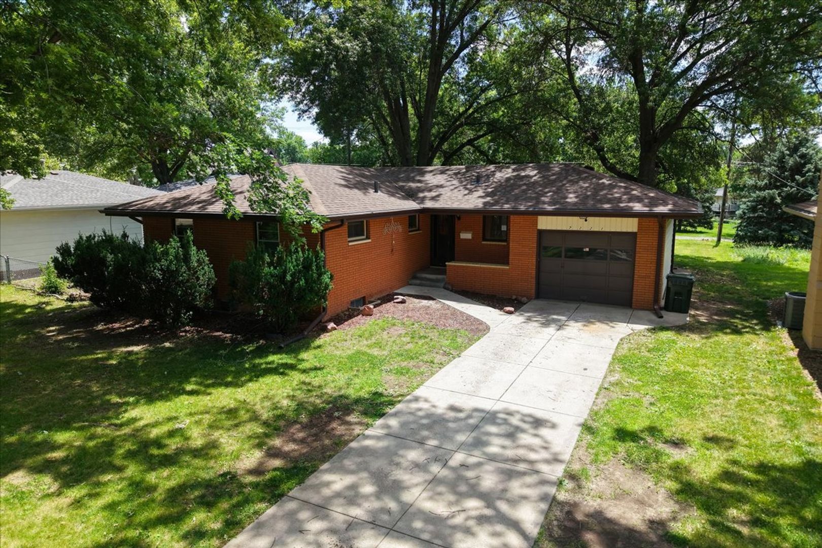 Lincoln House: 7221 Lexington