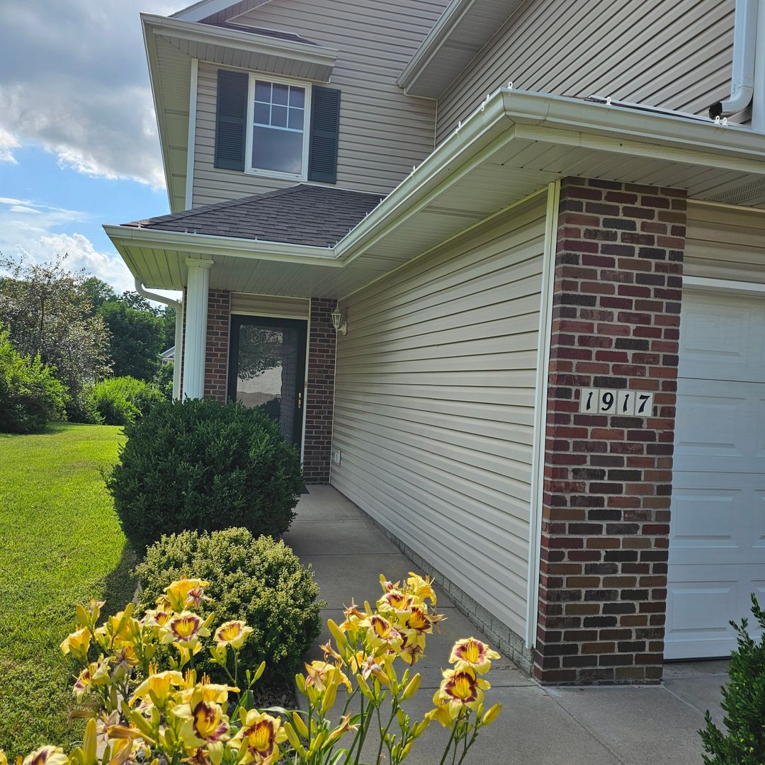 Lincoln Townhome: 1917 Connor St