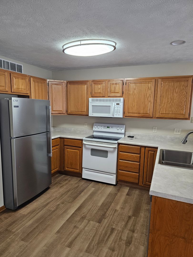 Lincoln House: 6843 S 89th