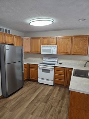MOVE IN SPECIAL! Townhouse – photo 1