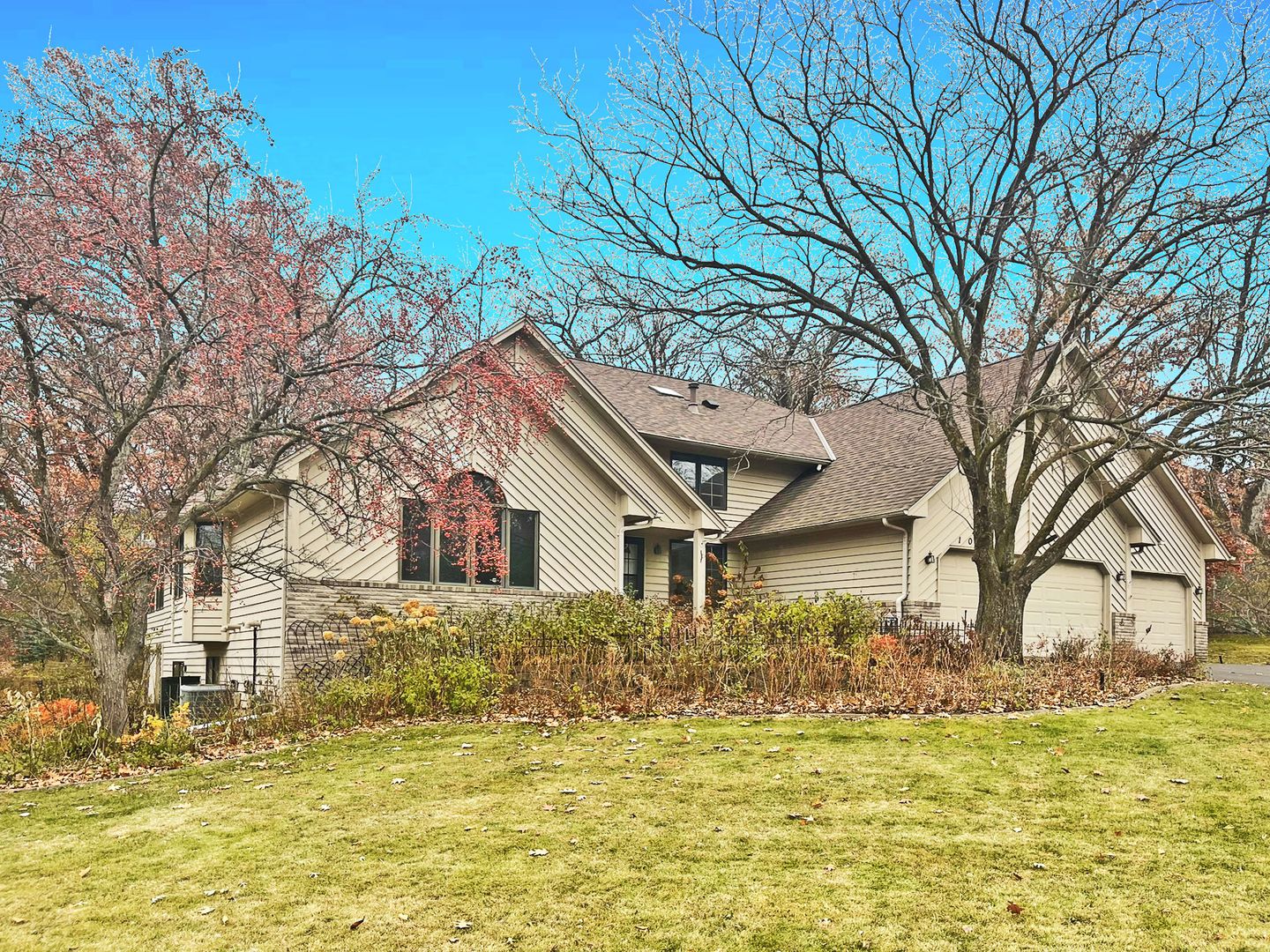 Lakeville House: 10025 170th St W