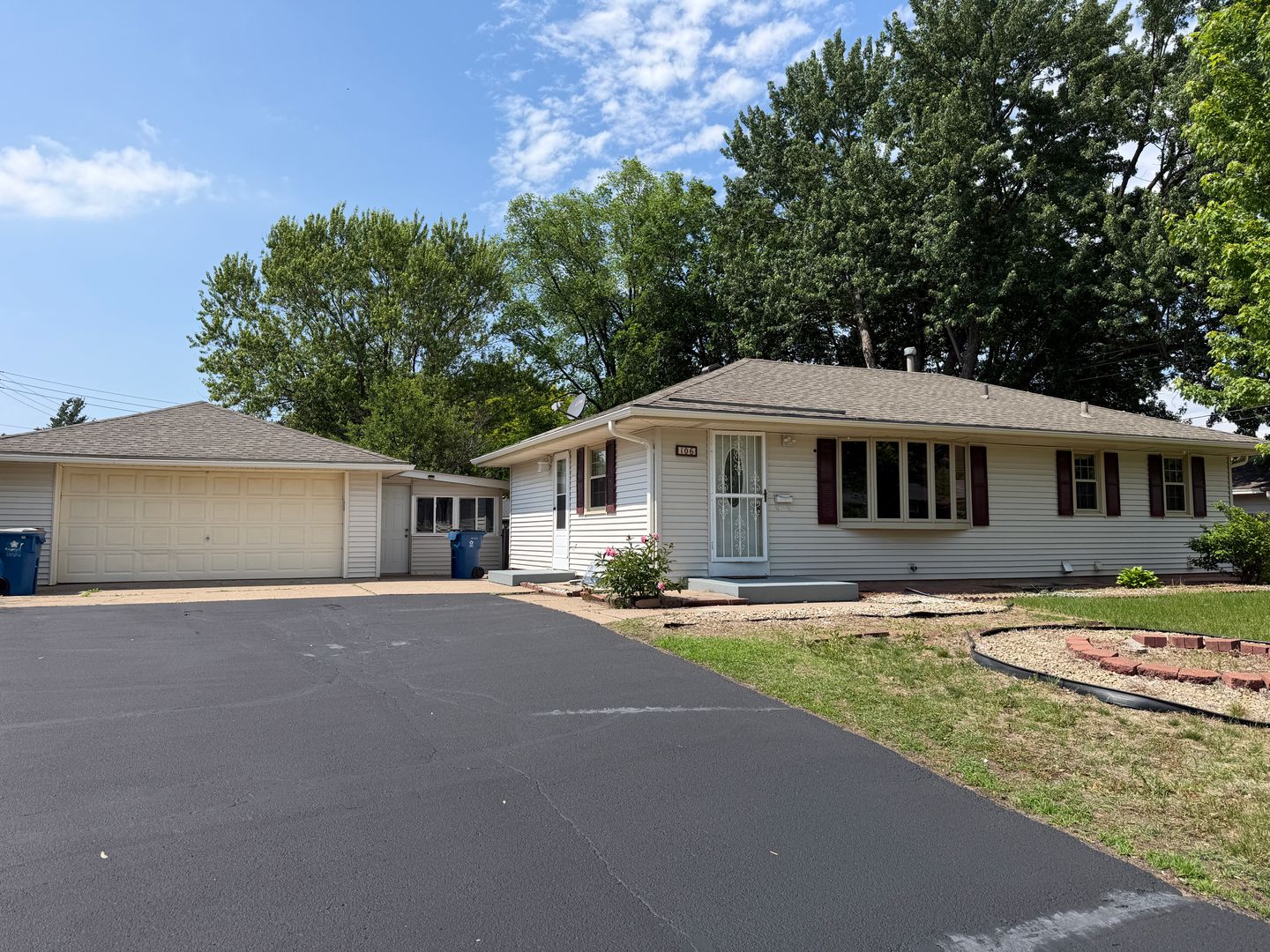 Bloomington House: 106 W 104th St