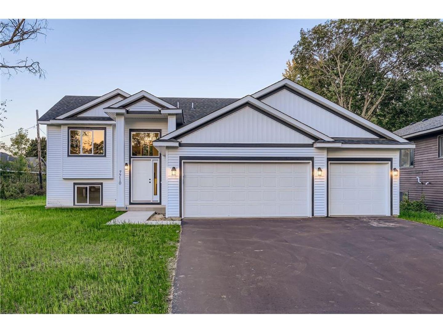 Mounds View House: 7710 Long Lake Rd