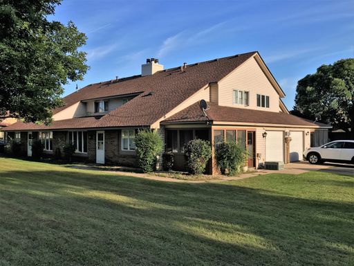 Spacious 2-Bedroom Townhome with Attached Garage - Available 9/15! – photo 1