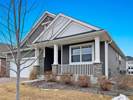 Sparkling, SPACIOUS Like-New Home with 3 Bedrooms on Main Level has Gigantic Family Room and Fireplace! Available Now. 6-Month lease – photo 1
