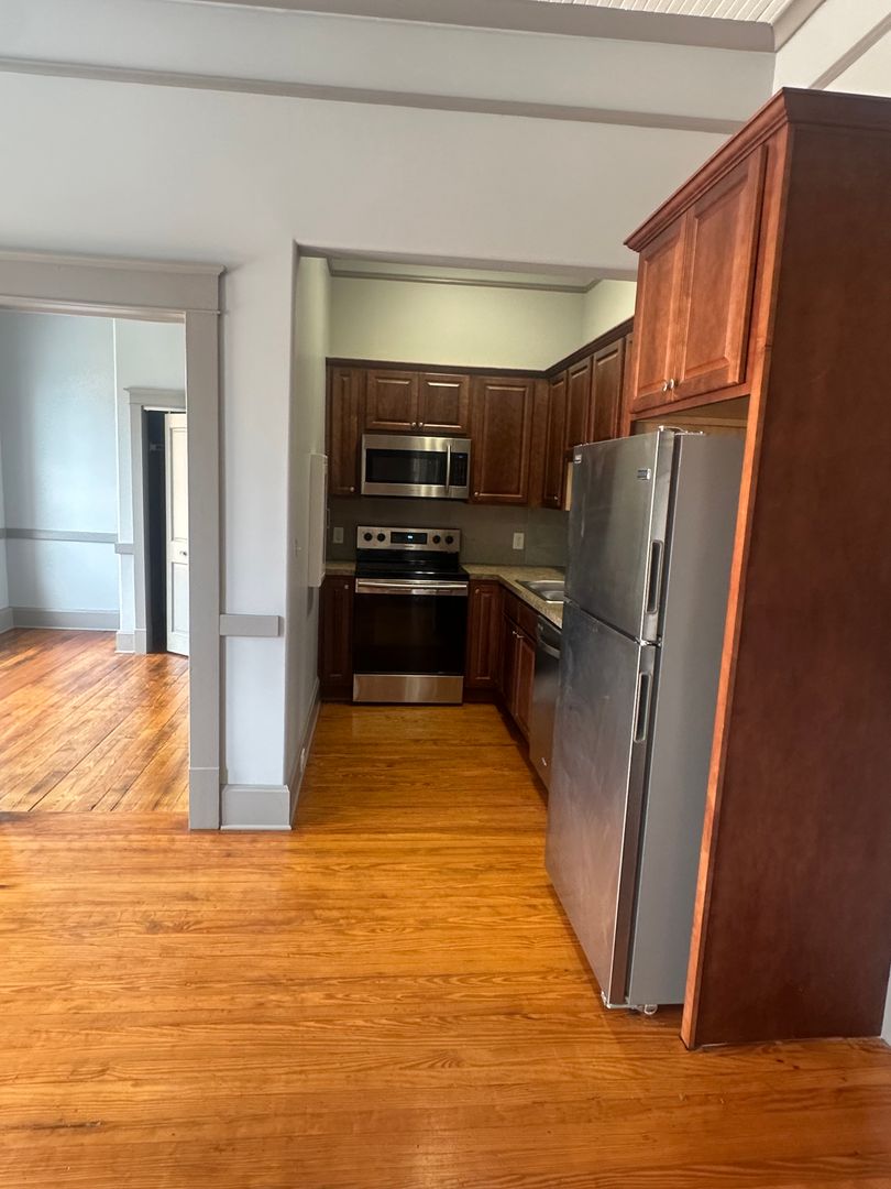 Clinton Apartment: 106 N Broad Street