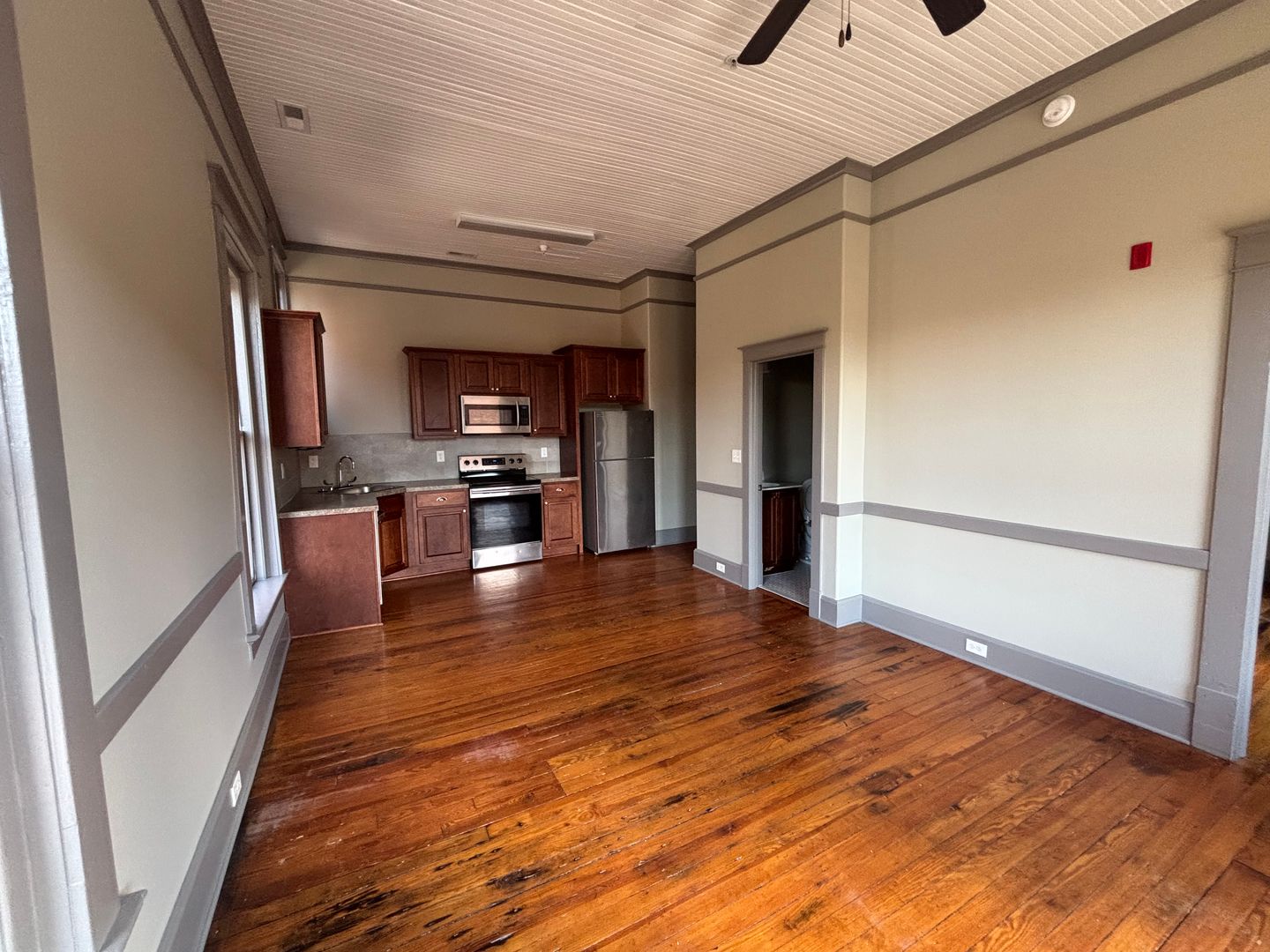 Clinton Apartment: 106 N Broad Street