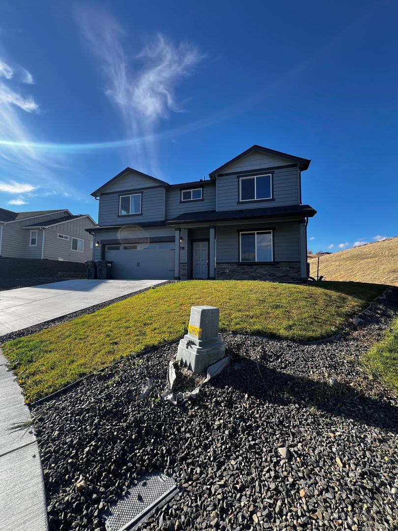 Selah House: 6 S 12th Street Loop