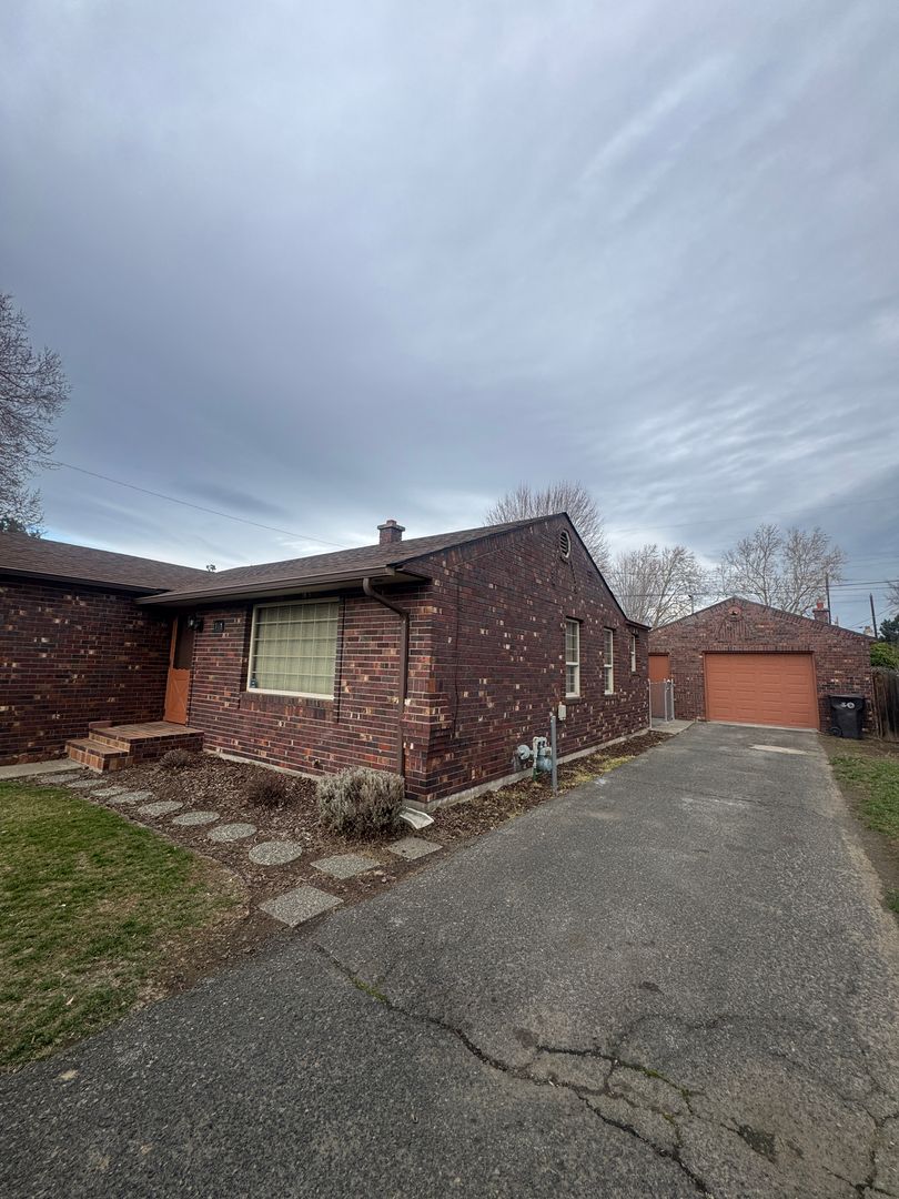 Yakima House: 111 N 53rd Avenue