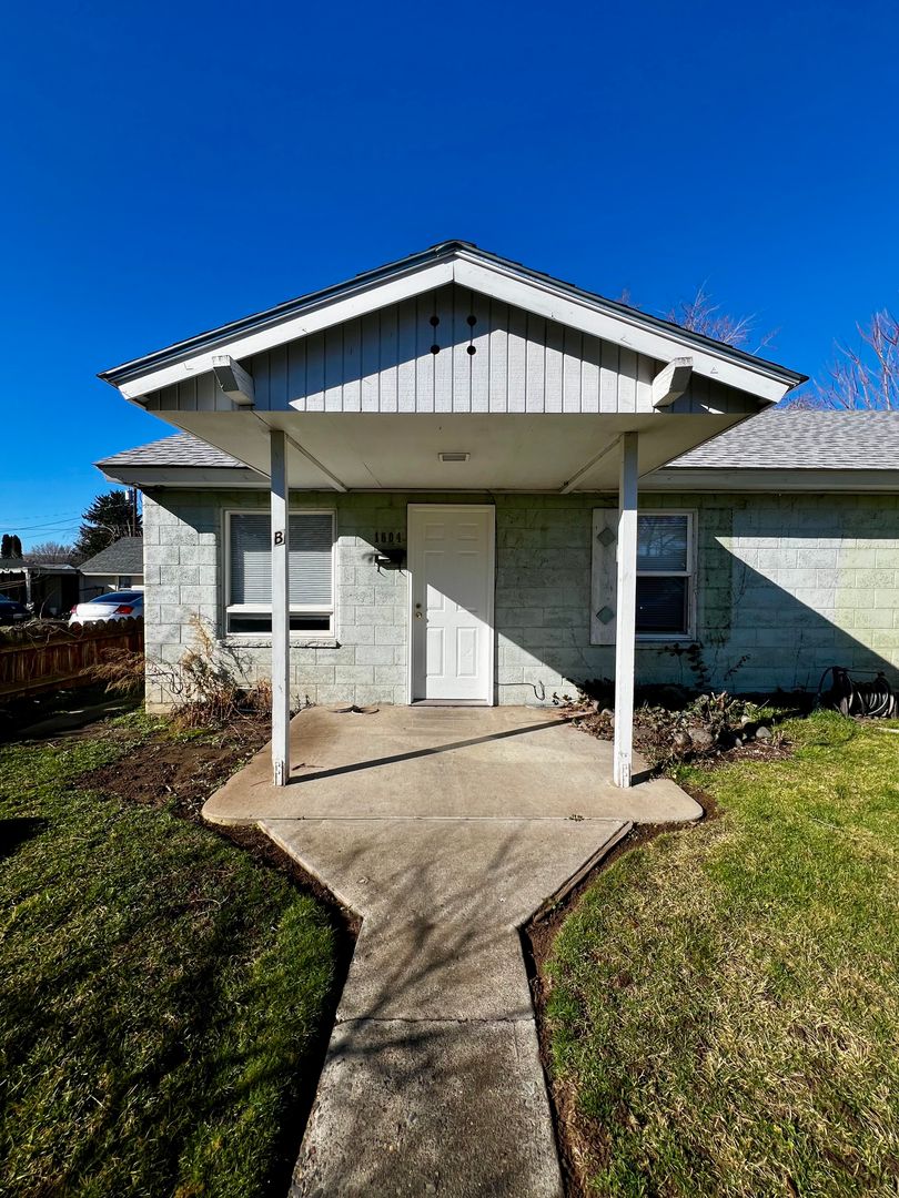 Yakima Apartment: 1604 S 5th Avenue