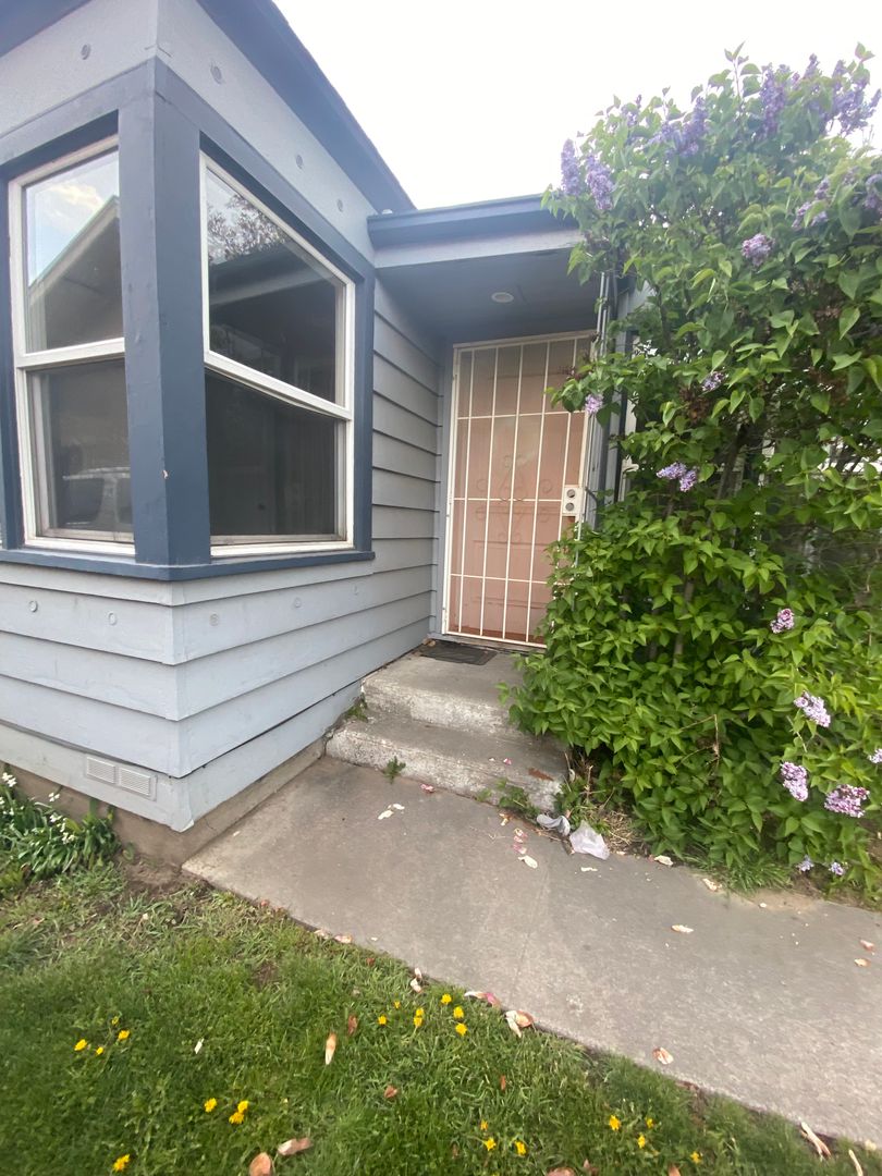Yakima Apartment: 914 S 16th Ave