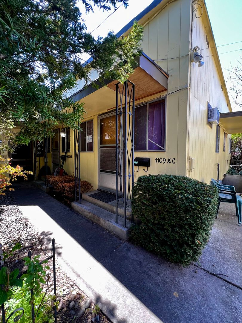 Yakima Apartment: 1109 1/2 W Yakima Ave