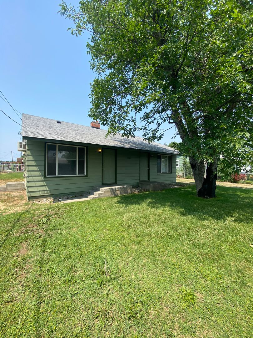 Yakima Apartment: 1522 S 9th Avenue