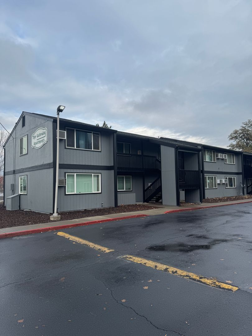 Yakima Apartment: 201 N. 10th St. #2