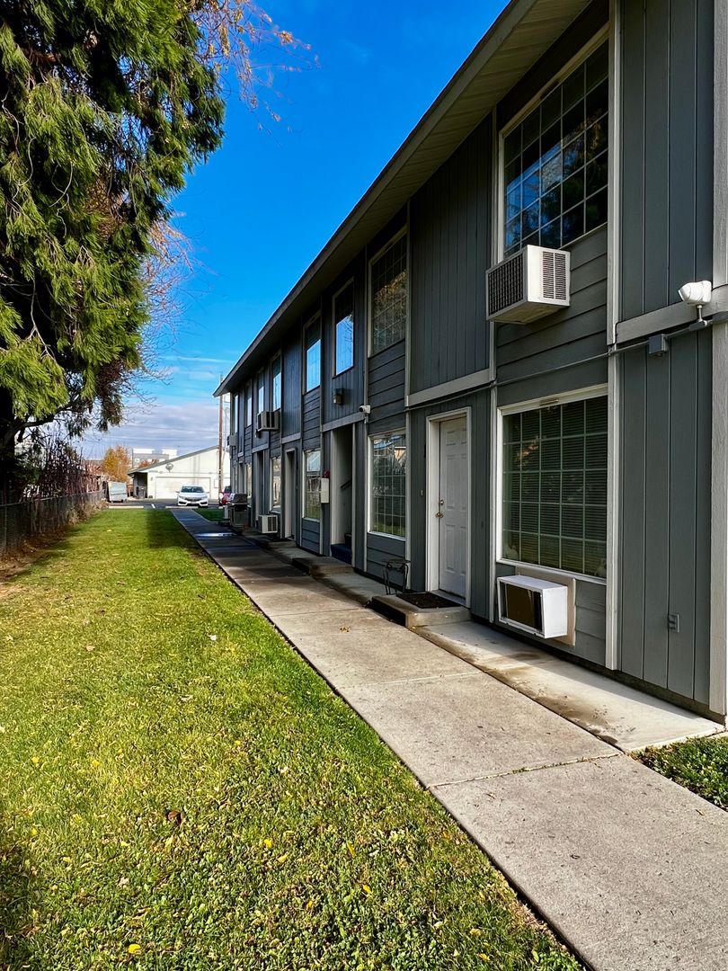 Yakima Apartment: 1115 Swan Ave