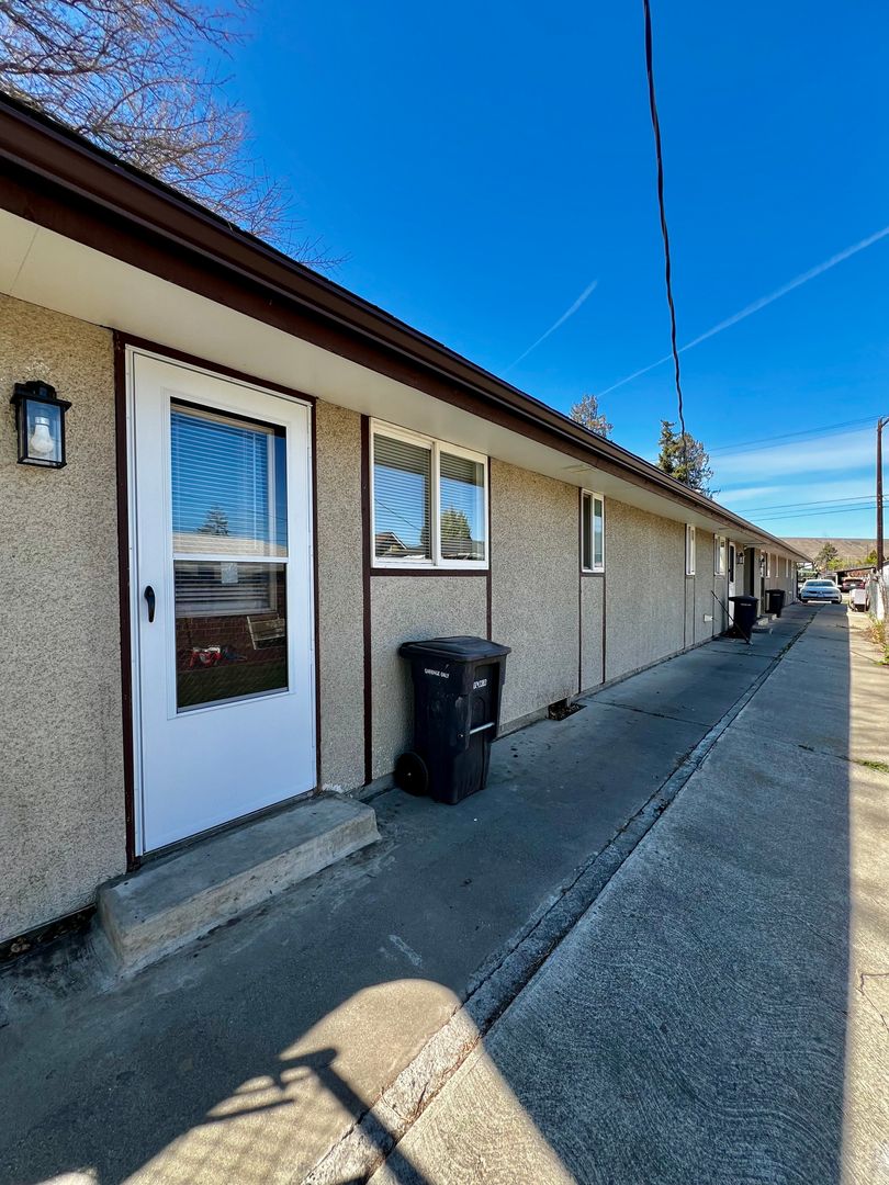 Yakima Apartment: 1522 Cherry Avenue