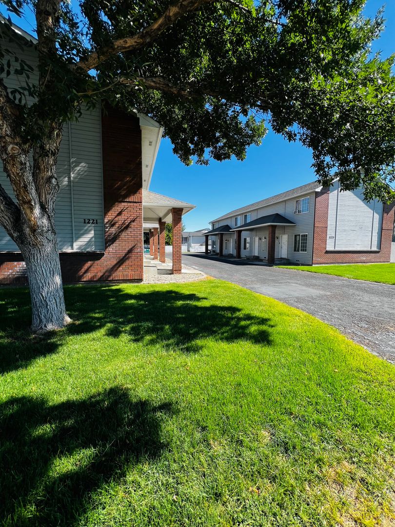 Yakima Apartment: 1221 S 75th Ave