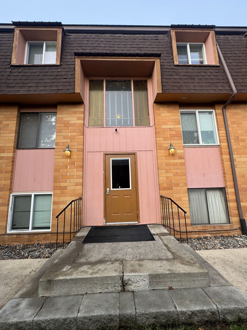 Selah Apartment: 105 W. Fremont Ave